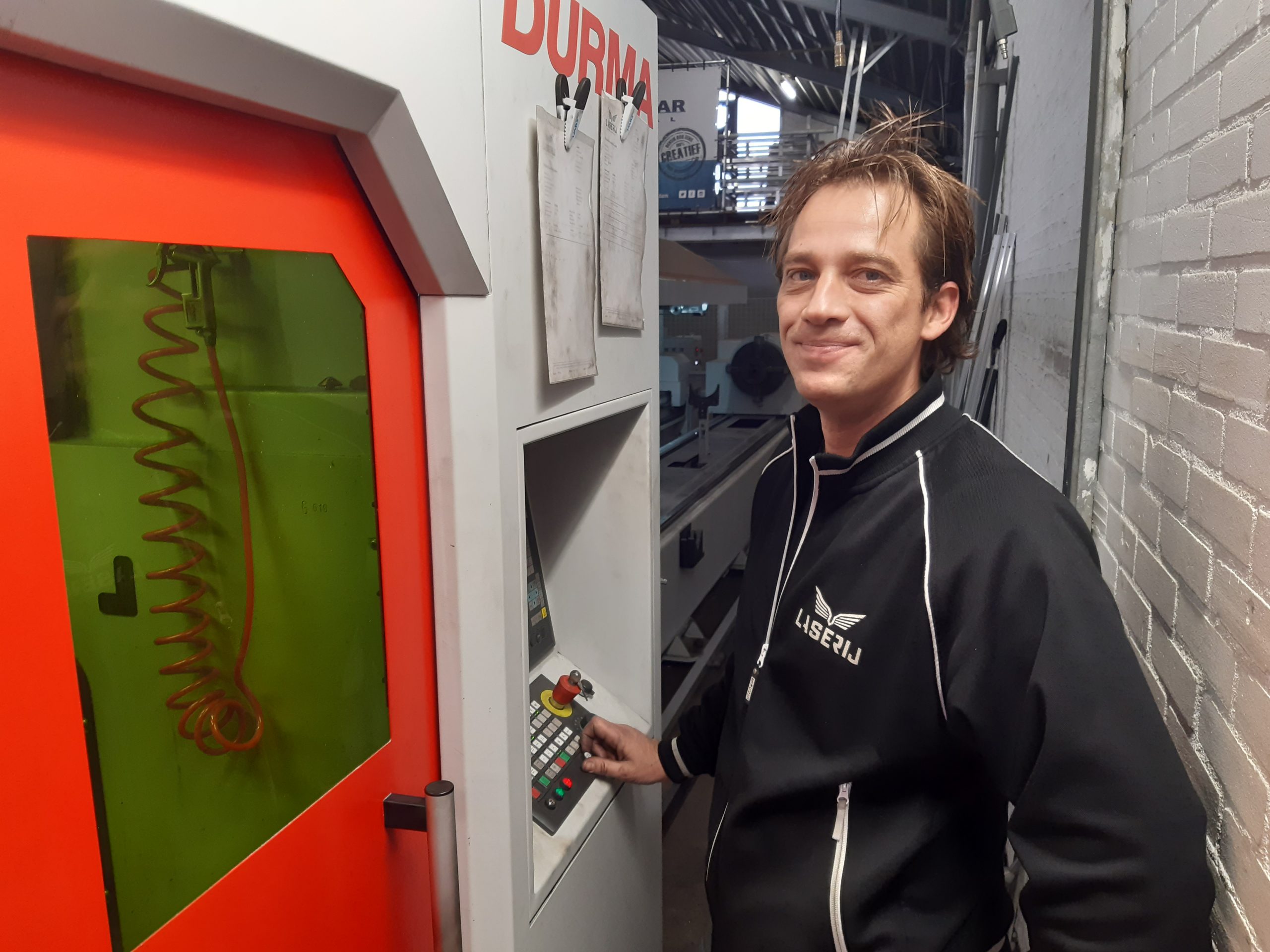 Medewerker van Laserij bij de Durma fiberlaser