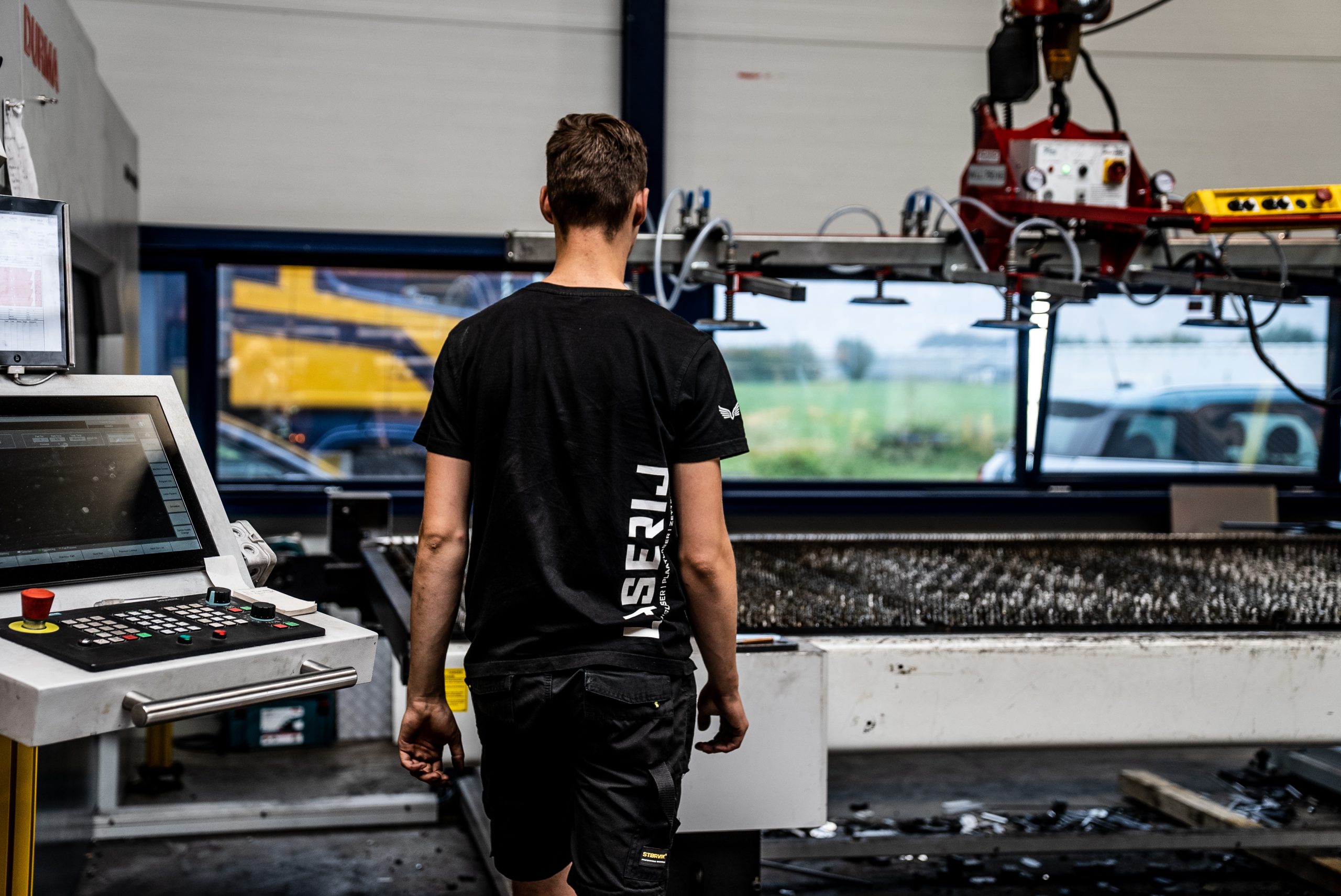 Medewerker bij de Durma fiberlaser