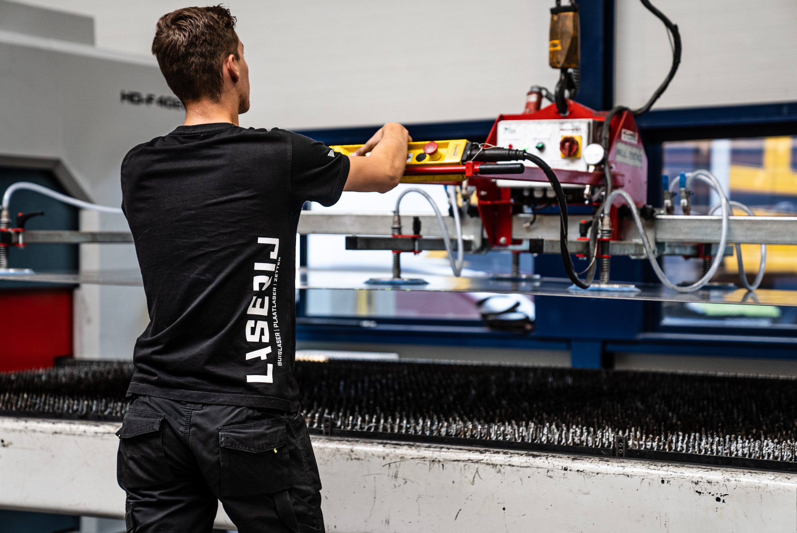 Medewerker van Laserij aan de plaatlaser